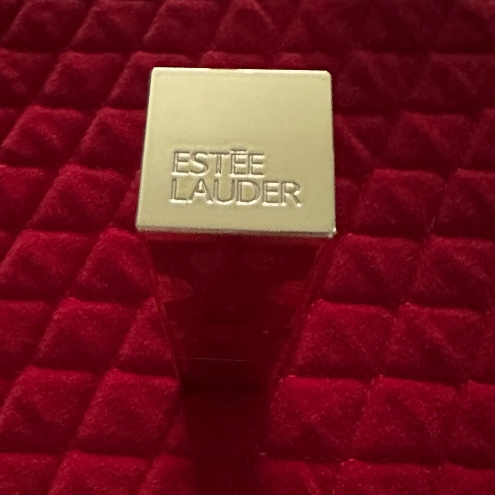 Estée Lauder Limited Edition - Holiday 2025 Velvet Ribbon Creme - Picture 4 of 5